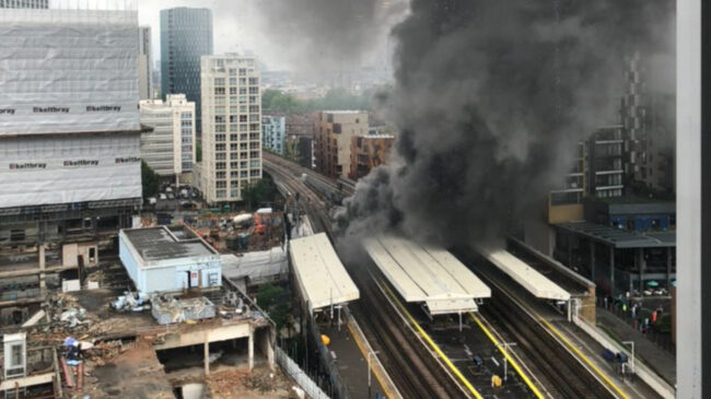 (VÍDEO) Incendio y explosión "grave" cerca de una estación de metro de Londres