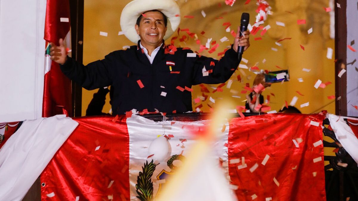 Pedro Castillo se declara presidente electo de Perú con un 50,12 % de los votos