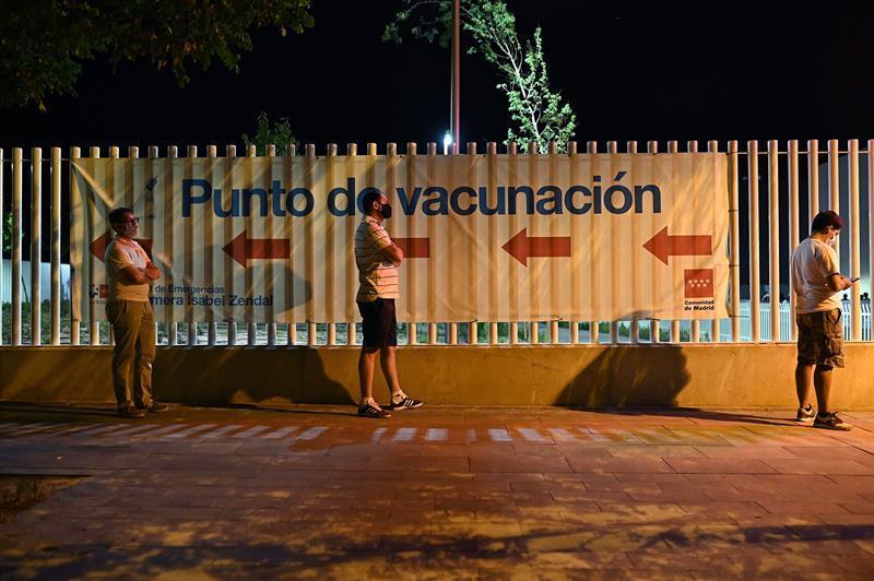 La vacunación nocturna en el Zendal, todo un éxito: más de mil personas asistieron esta madrugada