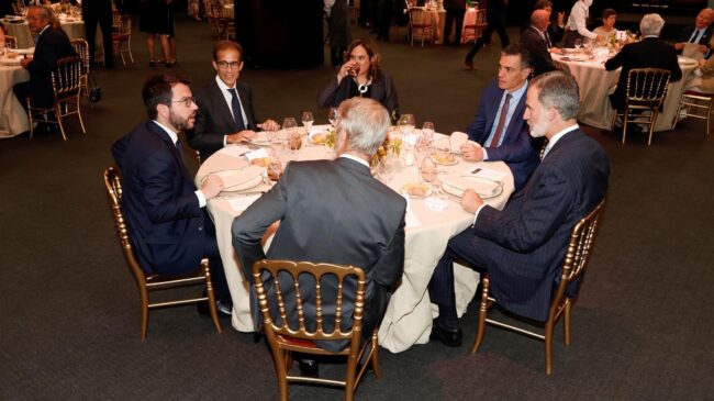 Aragonès le niega el saludo a Felipe VI para minutos después compartir mesa con él en la cena inaugural del Mobile World Congress