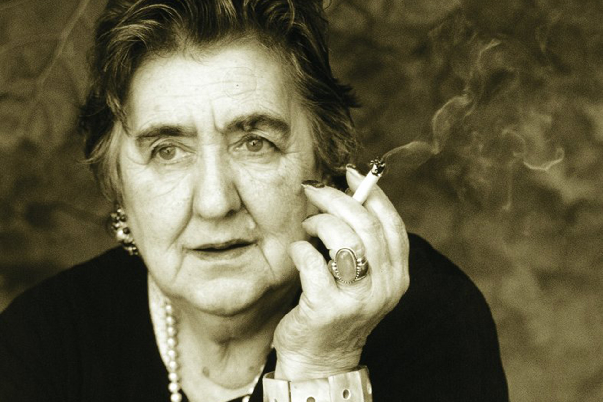 Alda Merini, la poeta que transformó la locura en verso