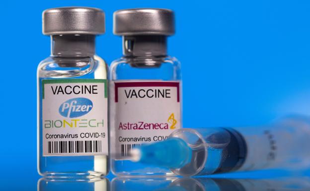 ¿Qué pasa si se combinan las vacunas de Pfizer y AstraZeneca? The Lancet publica los datos del ensayo clínico español