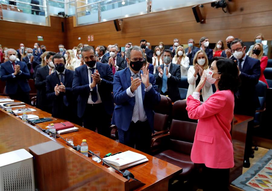 Ayuso es investida presidenta de Madrid con los votos de PP y Vox
