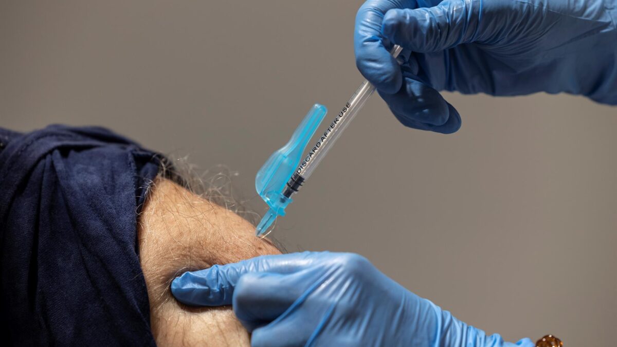 Expertos alemanes recomiendan combinar vacunas contra la variante india