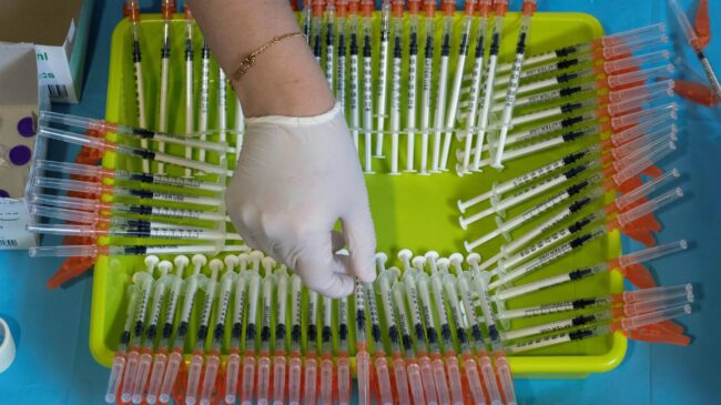 Científicos británicos tratan de combinar las vacunas de la gripe y del covid en una sola