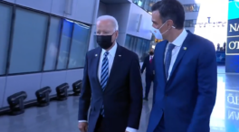 (VÍDEO) Veinte segundos de conversación y una palmadita en la espalda: así ha sido el encuentro entre Sánchez y Biden