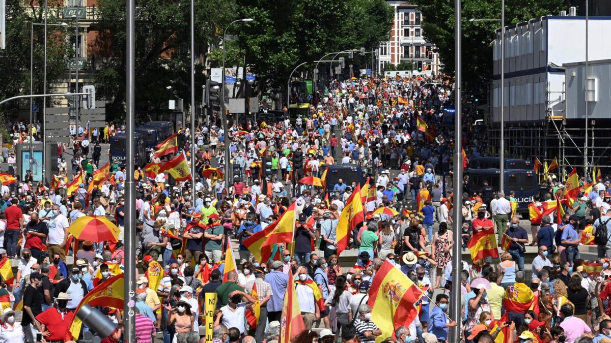 Miles de personas llenan la Plaza de Colón para protestar por los indultos: «Basta ya»