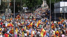 Miles de personas llenan la Plaza de Colón para protestar por los indultos: "Basta ya"