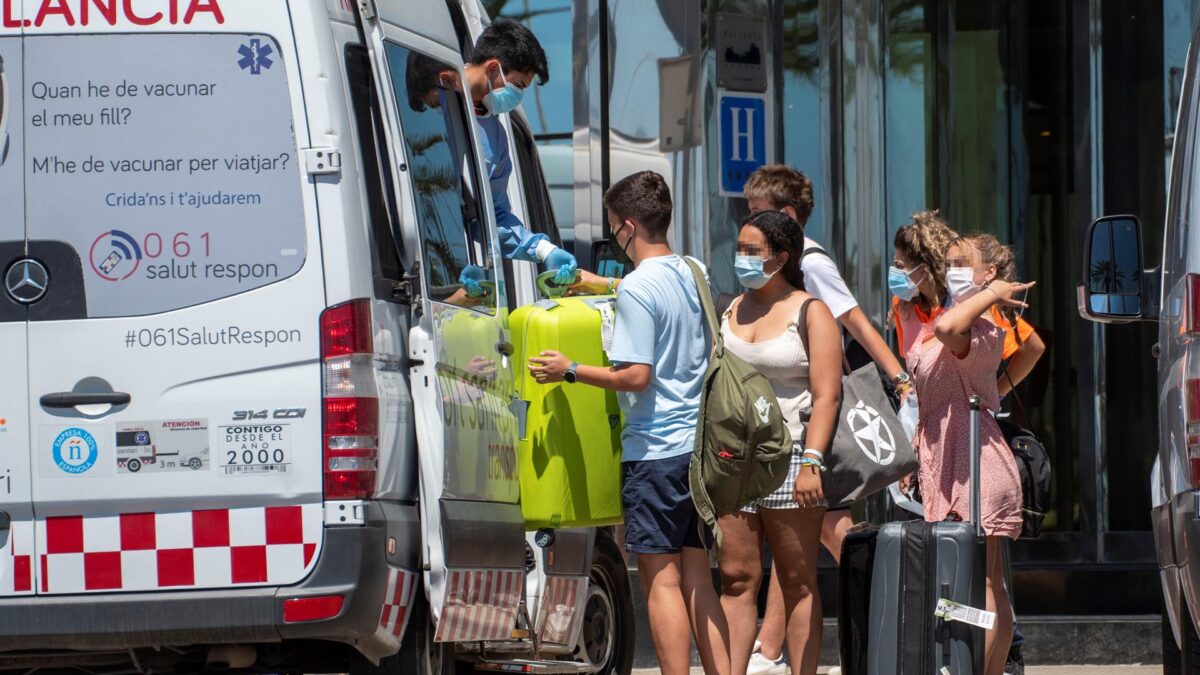 (VÍDEO) Medio centenar de estudiantes de Cádiz aseguran estar «secuestrados» en un hotel de Mallorca por las medidas anticovid tras el macrobrote