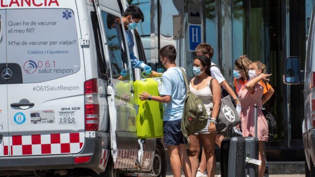 (VÍDEO) Medio centenar de estudiantes de Cádiz aseguran estar "secuestrados" en un hotel de Mallorca por las medidas anticovid tras el macrobrote