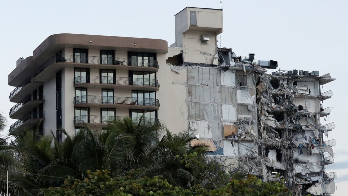 (VÍDEO) Al menos 4 muertos y en torno a 99 desaparecidos tras el derrumbe de un edificio en Miami Beach