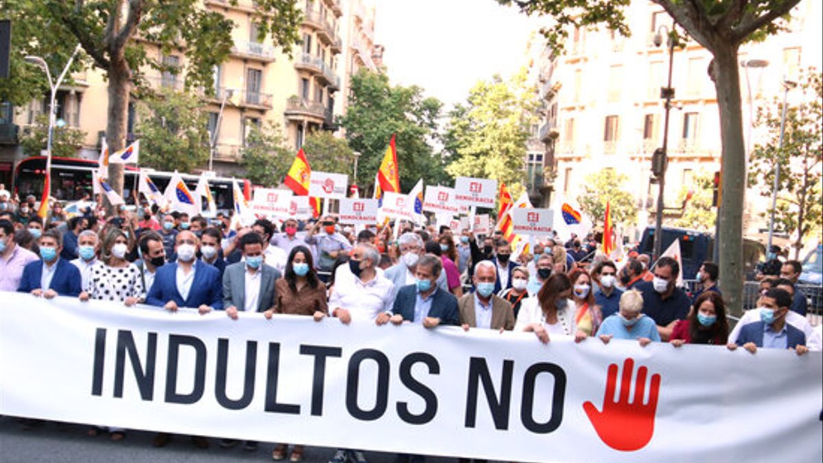 Centenares de personas se concentran en Barcelona contra los indultos