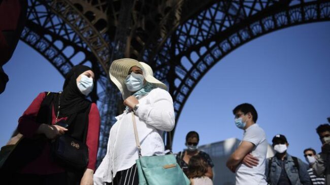 Francia anuncia que la mascarilla dejará de ser obligatoria en exteriores este jueves