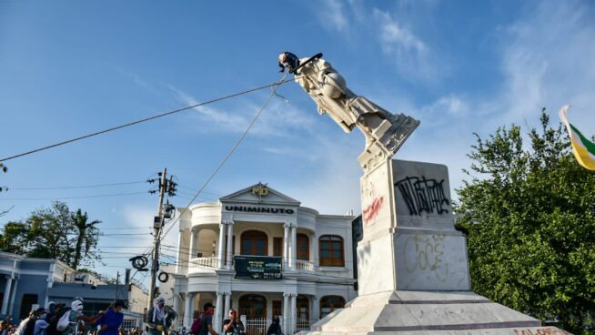 (VÍDEO) Vandalizan y derriban una centenaria estatua de Cristóbal Colón en Colombia