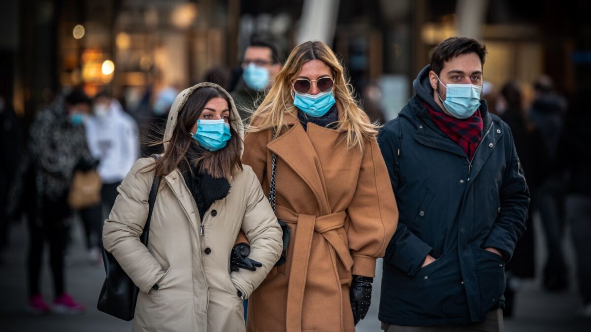 ¿Es una medida adecuada dejar de usar mascarillas al aire libre?
