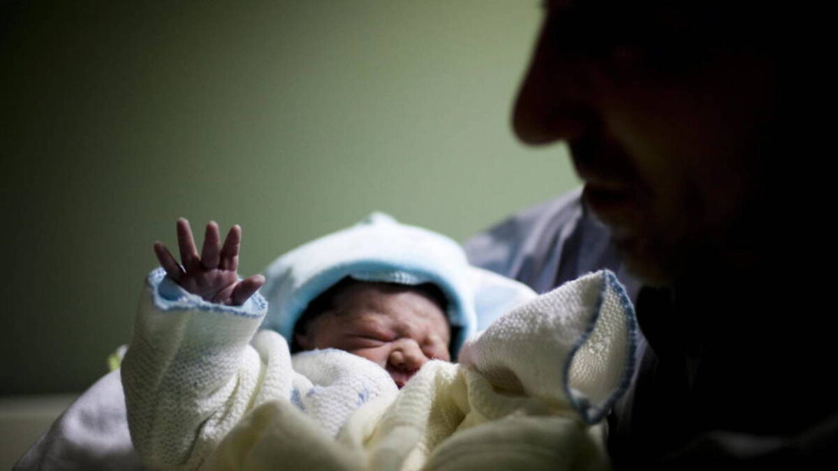 La pandemia coloca el número de nacimientos en mínimos históricos