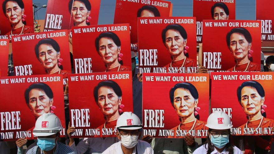 Los birmanos protestan con flores para celebrar el cumpleaños de Suu Kyi