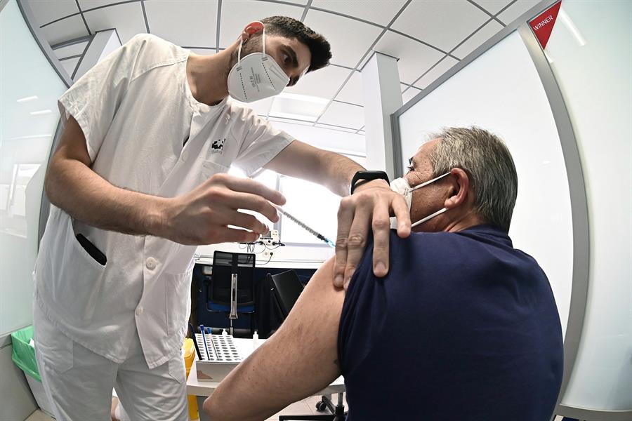 Cuatro comunidades españolas ya tienen a más del 70 % de su población vacunada con la pauta completa
