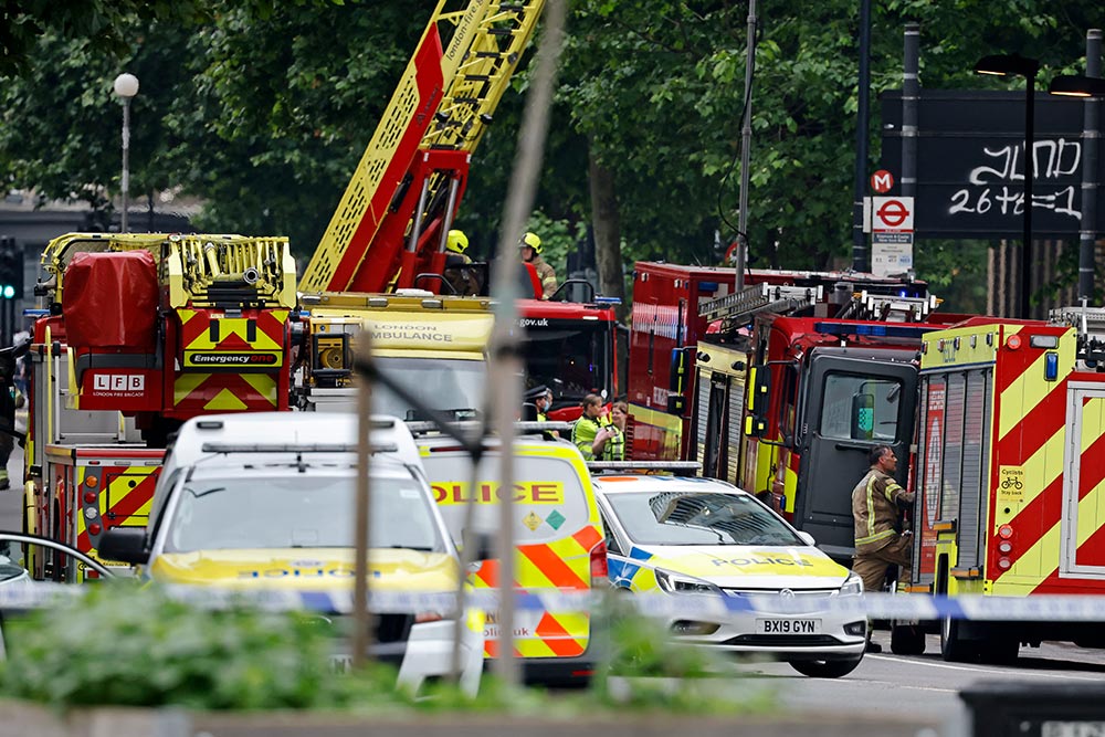 Se desata un fuerte incendio junto a una estación de metro en Londres