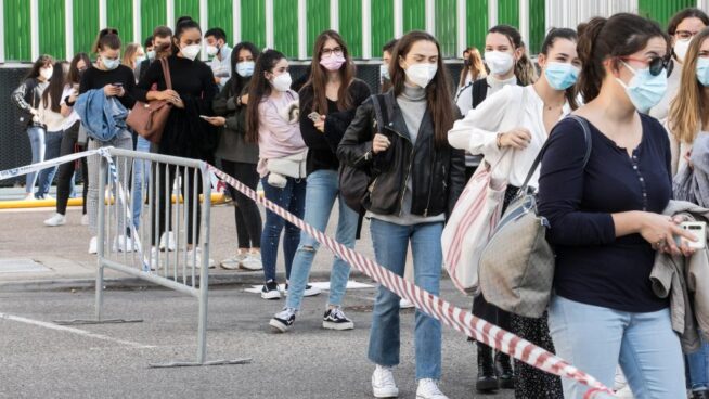 Las CCAA aceleran la vacunación a menores de 30 años tras el aumento de contagios