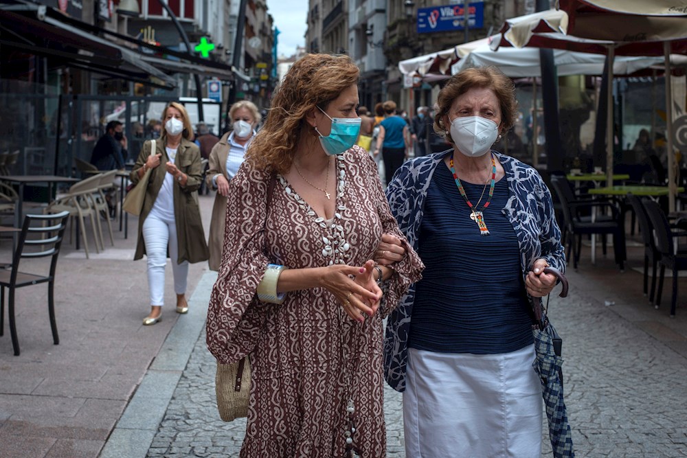 Los inmunólogos ven precoz quitar la mascarilla en exteriores con la variante delta al acecho