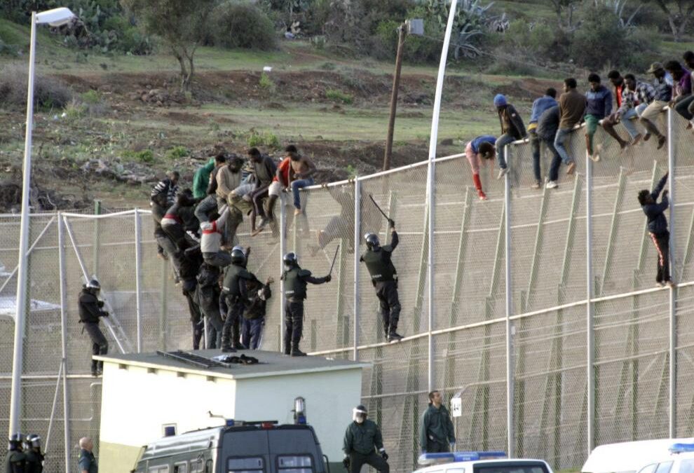 Heridos 9 guardias civiles al frenar la violenta entrada de 150 inmigrantes a Melilla