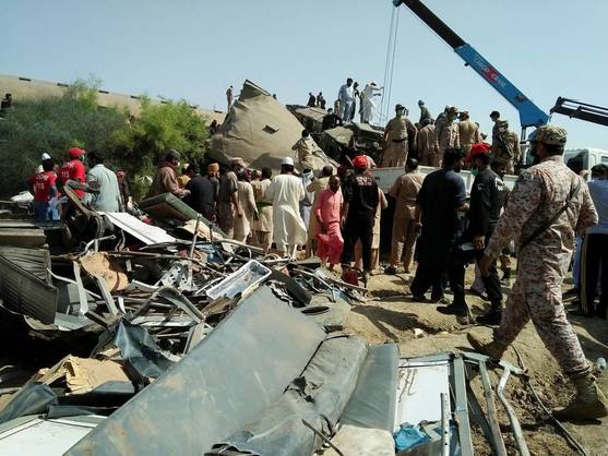 (VÍDEO) Un choque de trenes en Pakistán deja al menos 40 muertos