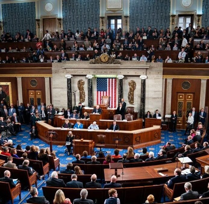 El Senado de EE.UU. aprueba un paquete de 40.000 millones de dólares en ayuda para Ucrania