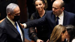 El nuevo Gobierno israelí es ratificado en el Parlamento, dejando a Netanyahu en la oposición