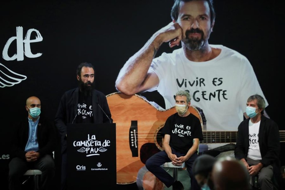 «Valiente», el homenaje de amigos y familiares a Pau Donés en el aniversario de su muerte