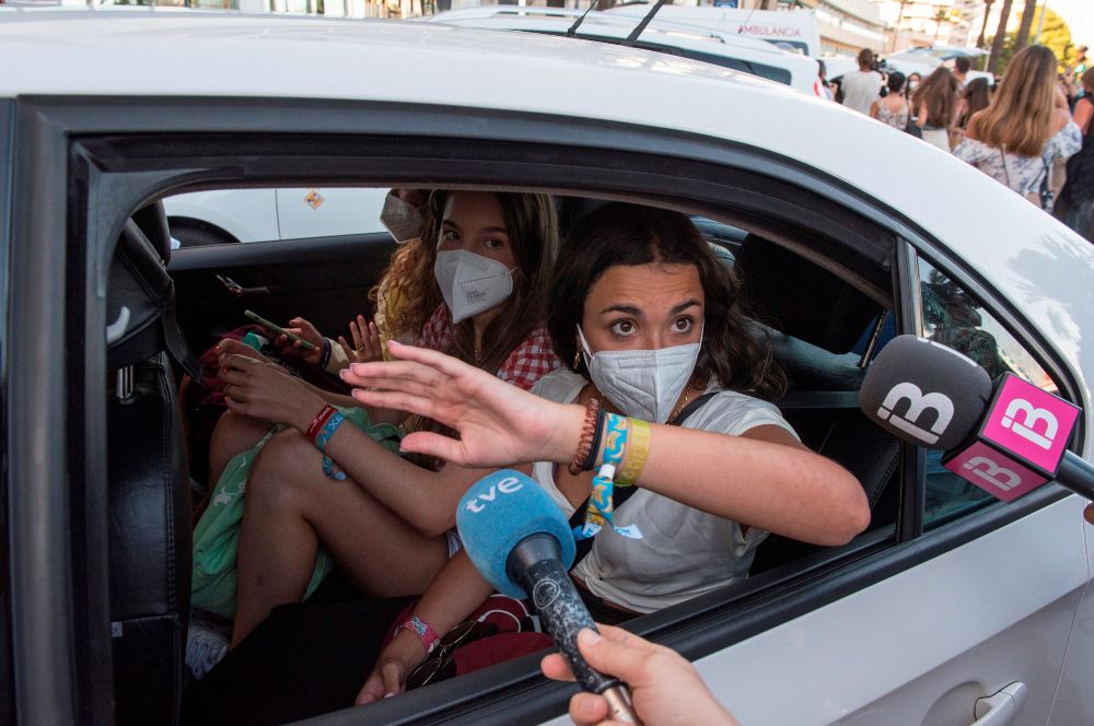 Los estudiantes que dieron negativo en los test de coronavirus abandonan el hotel de Palma