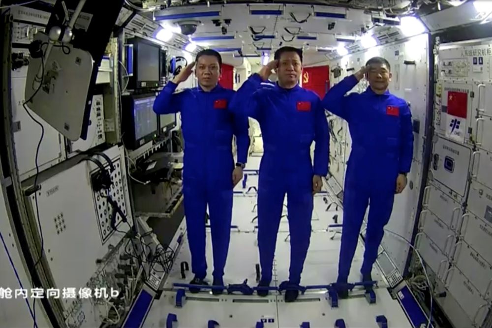 Los astronautas de la nueva estación espacial china realizan su primera caminata espacial