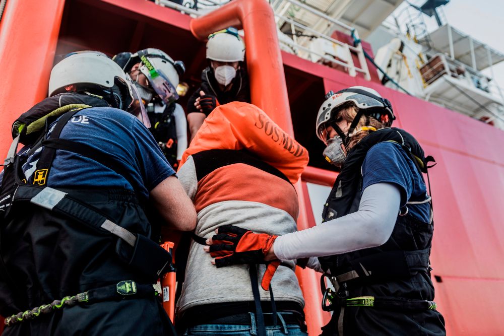Tras un complicado rescate, el Ocean Viking ya lleva 572 migrantes a bordo