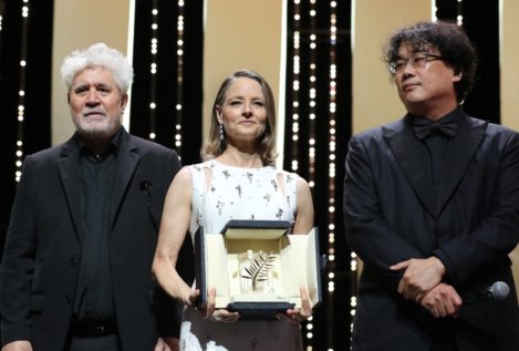 Pedro Almodóvar entrega a Jodie Foster la Palma de Oro de Honor de Cannes