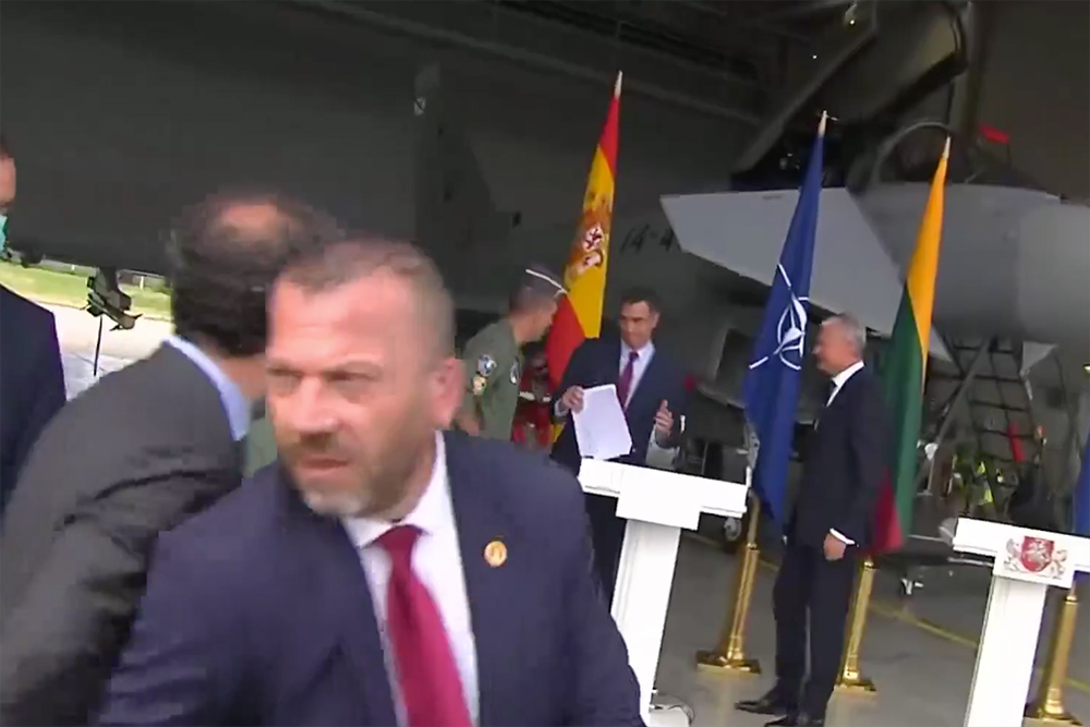 Sánchez, forzado a interrumpir su rueda de prensa en Lituania por la salida de un Eurofighter