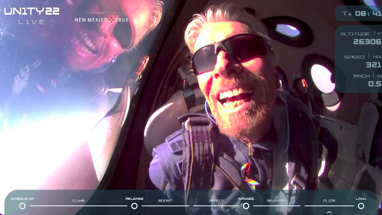 El multimillonario Richard Branson realiza el primer viaje turístico al espacio