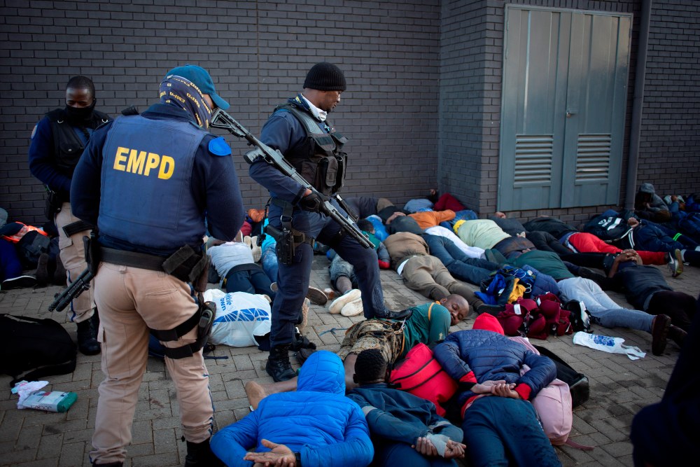 Al menos 45 muertos y 757 detenidos en unos disturbios sin precedentes en Sudáfrica