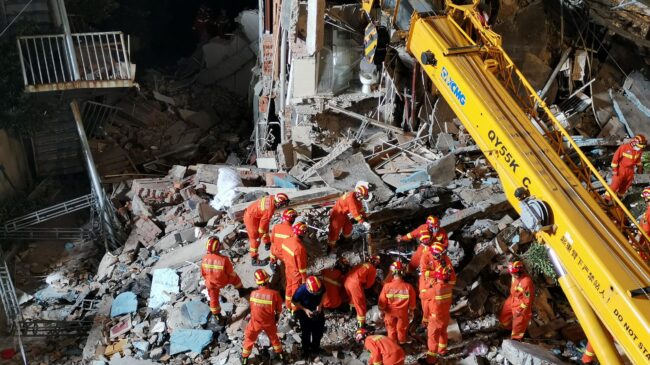 (VÍDEO) Ascienden a 17 los muertos por el derrumbe de un hotel en China