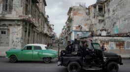 La población cubana busca a los familiares detenidos mientras se mantiene un férreo control policial