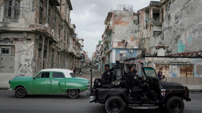 La población cubana busca a los familiares detenidos mientras se mantiene un férreo control policial