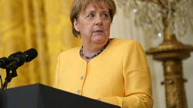 (VÍDEO) Merkel deja a un lado la seriedad que le caracteriza y rompe a reír por culpa de este momento insólito en Estados Unidos