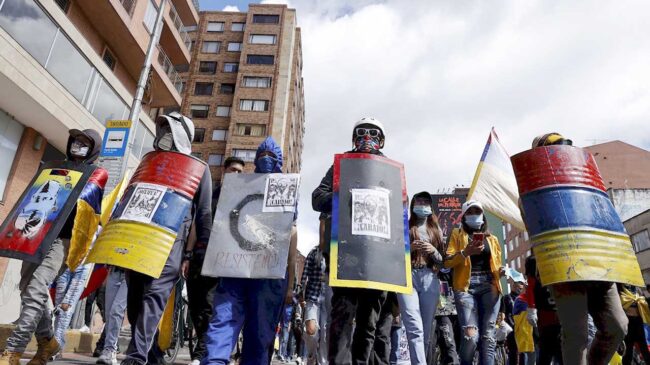 (VÍDEO) Al menos 22 detenidos y 21 policías heridos en protestas en Colombia