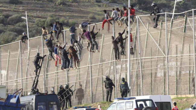 57 inmigrantes entran en Melilla tras protagonizar un salto a la valla de 150 personas