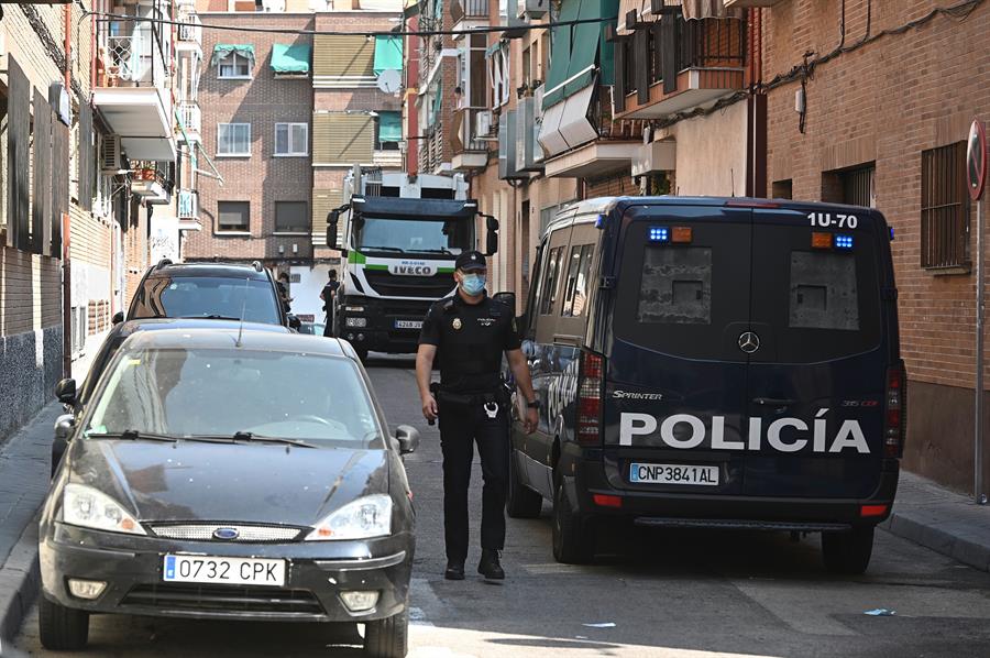 La Policía libera a una joven de 15 años amordazada en el sótano de un local en Madrid