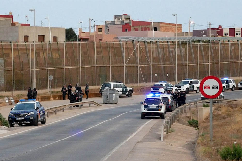 Medio centenar de migrantes intenta saltar la valla Melilla y siete lo logran