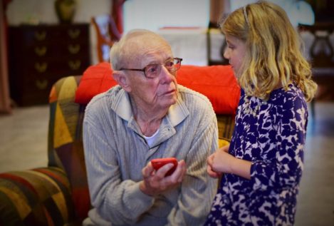 Los abuelos necesitan conectarse a Internet más que nunca, pero muchos no saben hacerlo