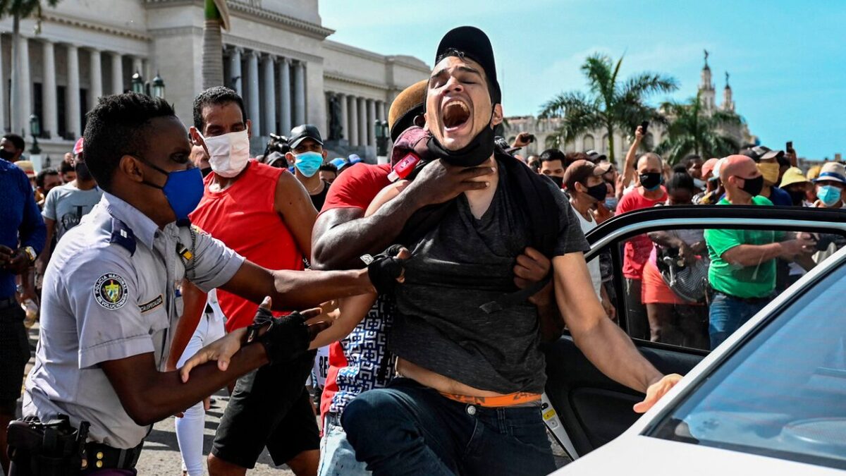 Tercer día de protestas en Cuba: primer muerto, detenciones y sin internet