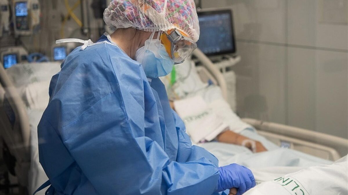 Las hospitalizaciones siguen conteniéndose en España el día en el que se rompe la barrera de los 100.000 contagios diarios