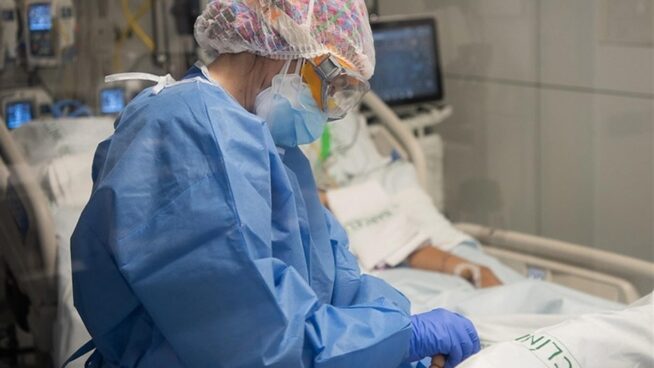 La ocupación hospitalaria por covid se mantiene estable y la incidencia sigue bajando