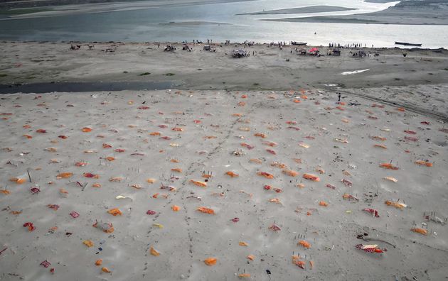 ¿Por qué preocupan tanto los cadáveres enterrados a la orilla del Ganges?